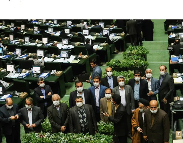 نمایندگان استان خوزستان در نشست علنی امروز (یکشنبه ۲۶ بهمن) مجلس شورای اسلامی در اعتراض به وضعیت نامناسب و آلوده هوا و عملکرد نامناسب دستگاه&zwnj;های ذی&zwnj;ربط، در حالی که ماسک&zwnj;های ضدآلودگی بر چهره داشتند، در صحن علنی حضور یافتند./ISNA
