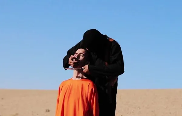 جلاد نقاب داری که دست کم هفت تن از گروگان های آمریکایی، بریتانیایی و ژاپنی را سر بریده و با نام مستعار &laquo;جان جهادی&raquo; خوانده می شود، شناسایی شد.به گفته رسانه های آمریکایی و بریتانیایی او &laquo;محمد اموازی&raquo; نام دارد و به همراه خانواده ای با اصلیت کویتی در کودکی به بریتانیا آمده و در غرب لندن زندگی می کرده است.به گفته روزنامه گاردین چاپ بریتانیا، او ۲۶سال سن دارد و در زمینه رایانه به تحصیل پرداخته و در سال ۲۰۱۲ میلادی به سوریه رفته و به نیروهای داعش پیوسته است.گفته می شود او در سال ۲۰۰۹ میلادی و در دانشگاه به اندیشه های افراطی گرایش پیدا کرده و پیش از این، یک بار در سفر به تانزانیا و بار دیگر هنگام بازگشت از هلند توسط پلیس بازجویی شده است.

