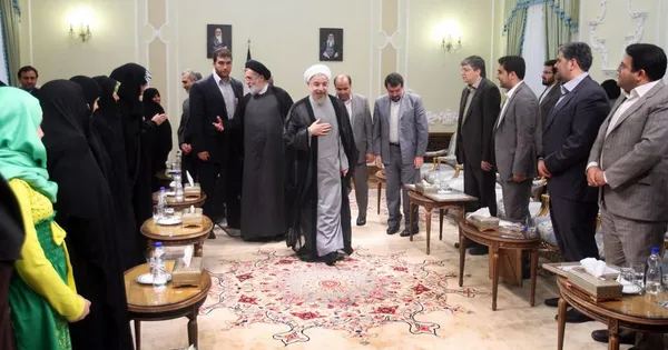 حجت الاسلام حسن روحانی رئیس جمهوری عصر چهارشنبه با خانواده شهدای دولت دیدار کرد./IRNA
