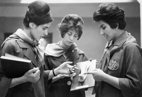  دو دانشجوی پزشکی دانشگاه کابل (سمت چپ) با استاد خود (سمت راست) گفتگو می کنند. ۱۹۶۲ 