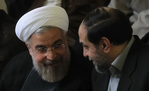 گفتگوی صمیمی روحانی با حسن رحیم پور ازغدی عضو شورای عالی انقلاب فرهنگی در حاشیه نماز جمعه هفته دوم خرداد تهران/IRNA
