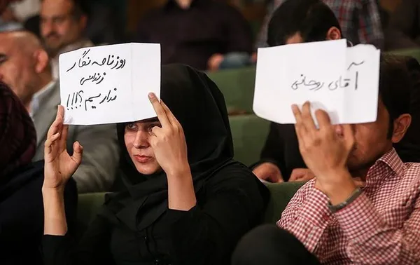 در حاشیه حضور رئیس&zwnj;جمهور در دانشگاه تهران. مراسم آغاز سال تحصیلی دانشگاه&zwnj;ها، مراکز پژوهشی و فن&zwnj;آوری کشور صبح روز سه شنبه با حضور حجت&zwnj;&zwnj;الاسلام حسن روحانی رئیس&zwnj;جمهور در تالار علامه امینی دانشگاه تهران برگزار شد. /TASNIM