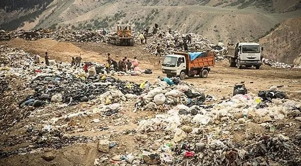 عمارت زباله آمل در مجاورت دامنه جنگل و رودخانه قرار دارد و عدم بازیافت صحیح زباله ها باعث به وجود آمدن مشکلات زیست محیطی در این منطقه شده است./FARS
