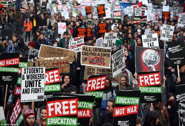 دانشجویان انگلیسی در اعتراض به بدهی های سنگین وام های دانشجویی و حمایت از آموزش رایگان در مقابل پارلمان این کشور در لندن تظاهرات کردند. (Reuters)
