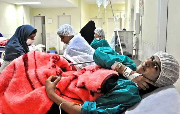 بر اثر استنشاق نوعی گاز تعدادی از دانش آموزان زاهدانی صبح روز یکشنبه راهی بیمارستان شدند.روز یکشنبه شماری از دانش&zwnj;آموزان دبیرستان دخترانه نجمه زاهدان در خیابان رجایی بر اثر استنشاق گاز سمی که بوی آن در اطراف مدرسه پیچیده بوده دچار سرگیجه شدند.رئیس اداره روابط عمومی آموزش و پرورش سیستان و بلوچستان گفته: این دانش&zwnj;آموزان در محوطه مدرسه در حال ورزش بودند که دچار سردرد و سرگیجه شده و سریع به بیمارستان منتقل &zwnj;شدند.خوشبختانه خبر رسیده هم&zwnj;اکنون حال عمومی دانش&zwnj;آموزان خوب بوده و برای استراحت به منازل روانه شده&zwnj;اند. بر اساس گفته&zwnj;های اهالی محله، این بوی بد و آزاردهند از شب گذشته در این محل استشمام می&zwnj;شده که البته مسئولان مربوطه در حال بررسی موضوع هستند./MNA
