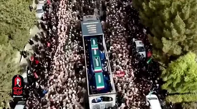لحظه ورود خودروی حامل پیکر رهبر شهید انقلاب اسلامی به مسیر تشییع قم