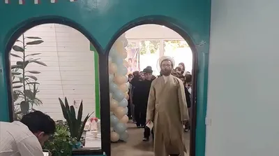 آموزش رژه نظامی به دانش‌آموزان توسط یک روحانی