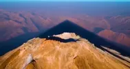 عکس: نمایی خاص از قله دماوند و سایه عظیم آن