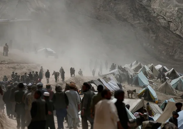 آوارگان افغانستان در ناحیه آرگو در ولایت بدخشان این کشور در کنار روستای &laquo;آب باریک&raquo; که در رانش زمین کوهی از خاک و گل آن را بلعید، جمع شده اند/Reuters