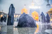 حال و هوای زائران امام رضا (ع) زیر بارش باران