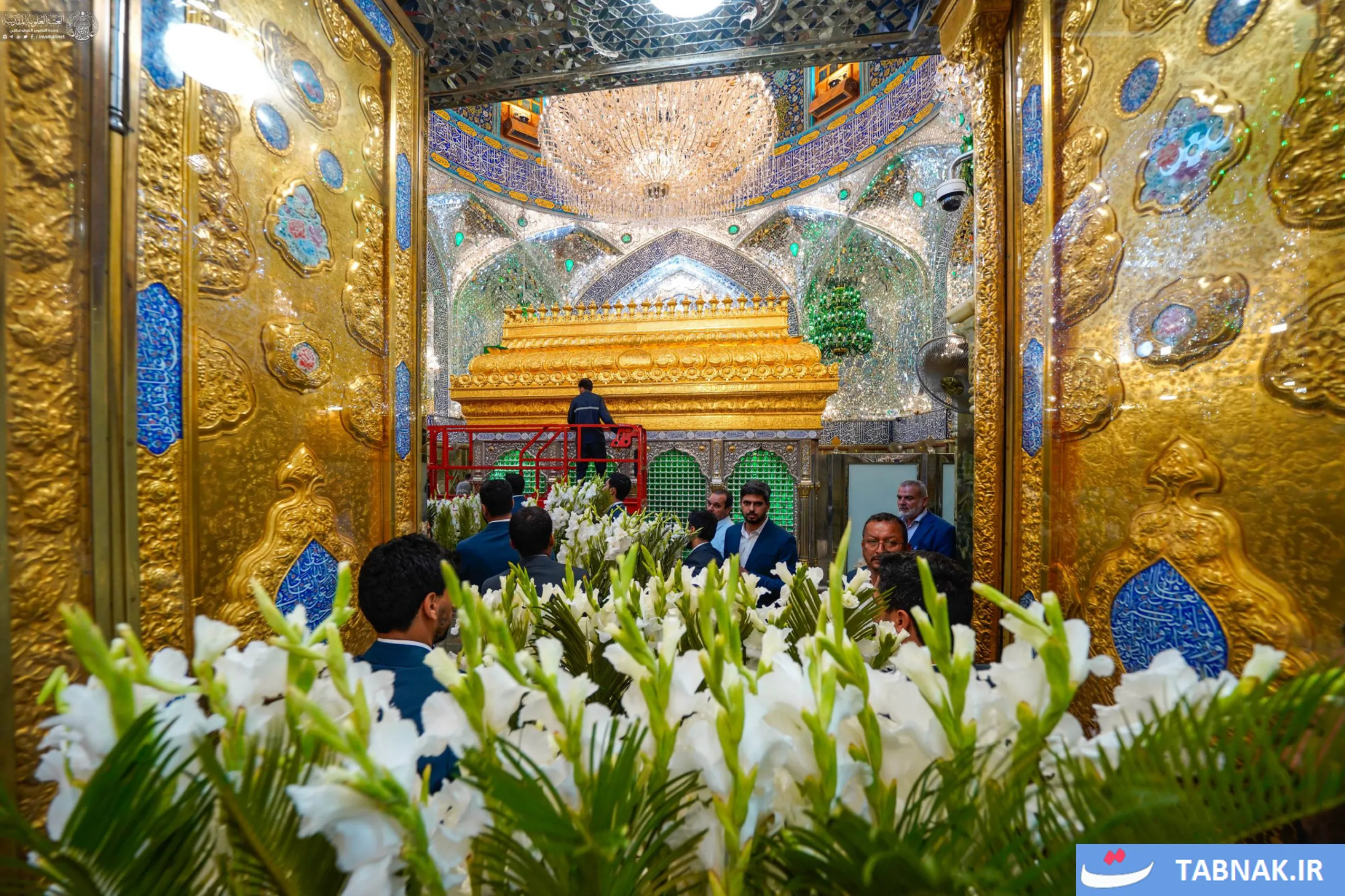 عکس: گل آرایی حرم امیرالمؤمنین(ع) در آستانهٔ میلاد پیامبر(ص)