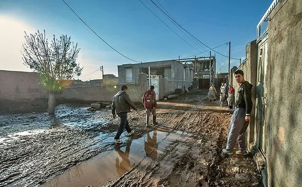 شب گذشته، سد خاکی روستای حسین آباد جدید در شهرستان نیشابور بر اثر بارندگی&zwnj;های اخیر و پر شدن ناگهانی شکست. از زمان وقوع حادثه هلال احمر نیشابور با دستگاه&zwnj;های لجن&zwnj;کش و موتور پمپ&zwnj;های آب منازل و محوطه روستا را تخلیه کردند./TASNIM