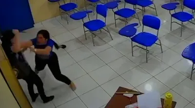 لحظات حمله دختر دانش آموزان با چاقو به معلمش