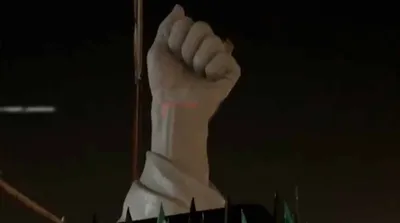 نصب نماد مشت گره شده رهبر شهید در میدان انقلاب