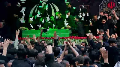لحظه ورود پیکر رهبر شهید انقلاب به مراسم وداع