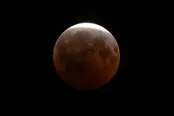 عکس:  ماه گرفتگی در آسمان آمریکا و اروپا