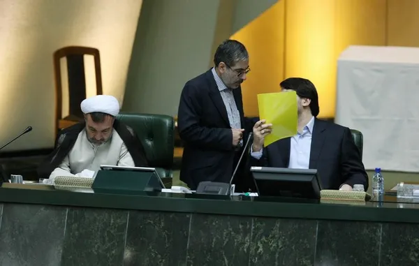 نشست علنی روز یکشنبه مجلس شورای اسلامی به ریاست علی لاریجانی برگزار شد. در تصویر مهرداد بذرپاش در حال صحبت با یکی از نمایندگان است./IRNA

