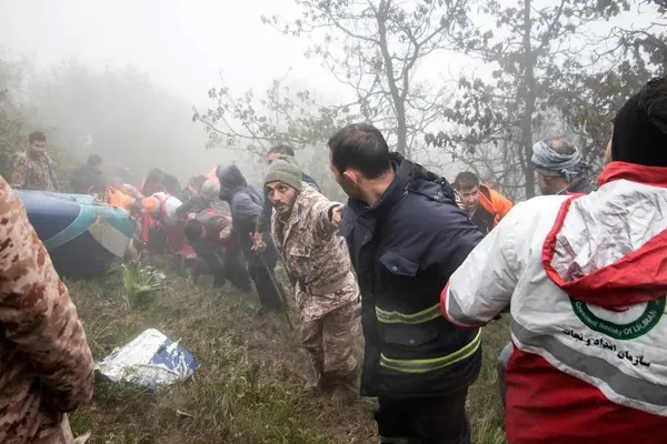امدادگران در محل سقوط بالگرد در ورزقان شمال غرب ایران 