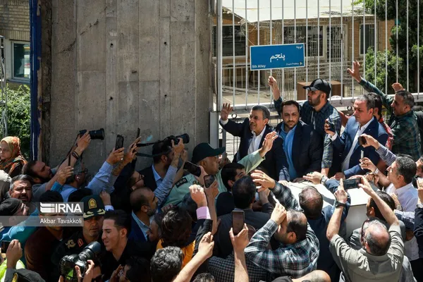 حضور &laquo;محمود احمدی نژاد&raquo; مقابل وزارت کشور در چهارمین روز ثبت نام داوطلبان انتخابات ریاست جمهوری