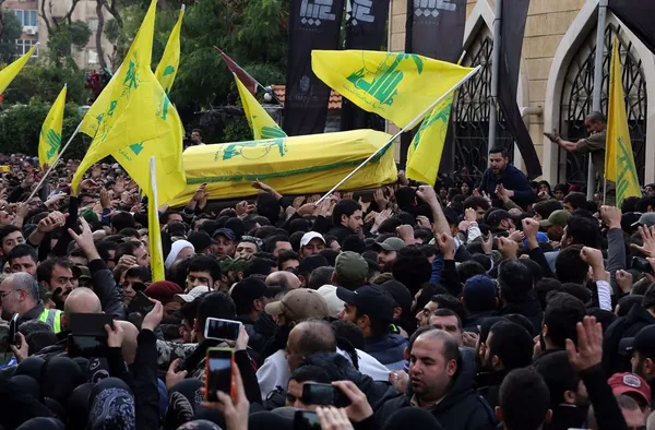 پیکر شهید &laquo; جهاد مغنیه &raquo; فرزند فرمانده شهید حزب الله لبنان حاج&laquo; عماد مغنیه&raquo; روز دوشنبه در ضاحیه جنوبی بیروت با حضور هزاران تن تشییع شد./IRNA
