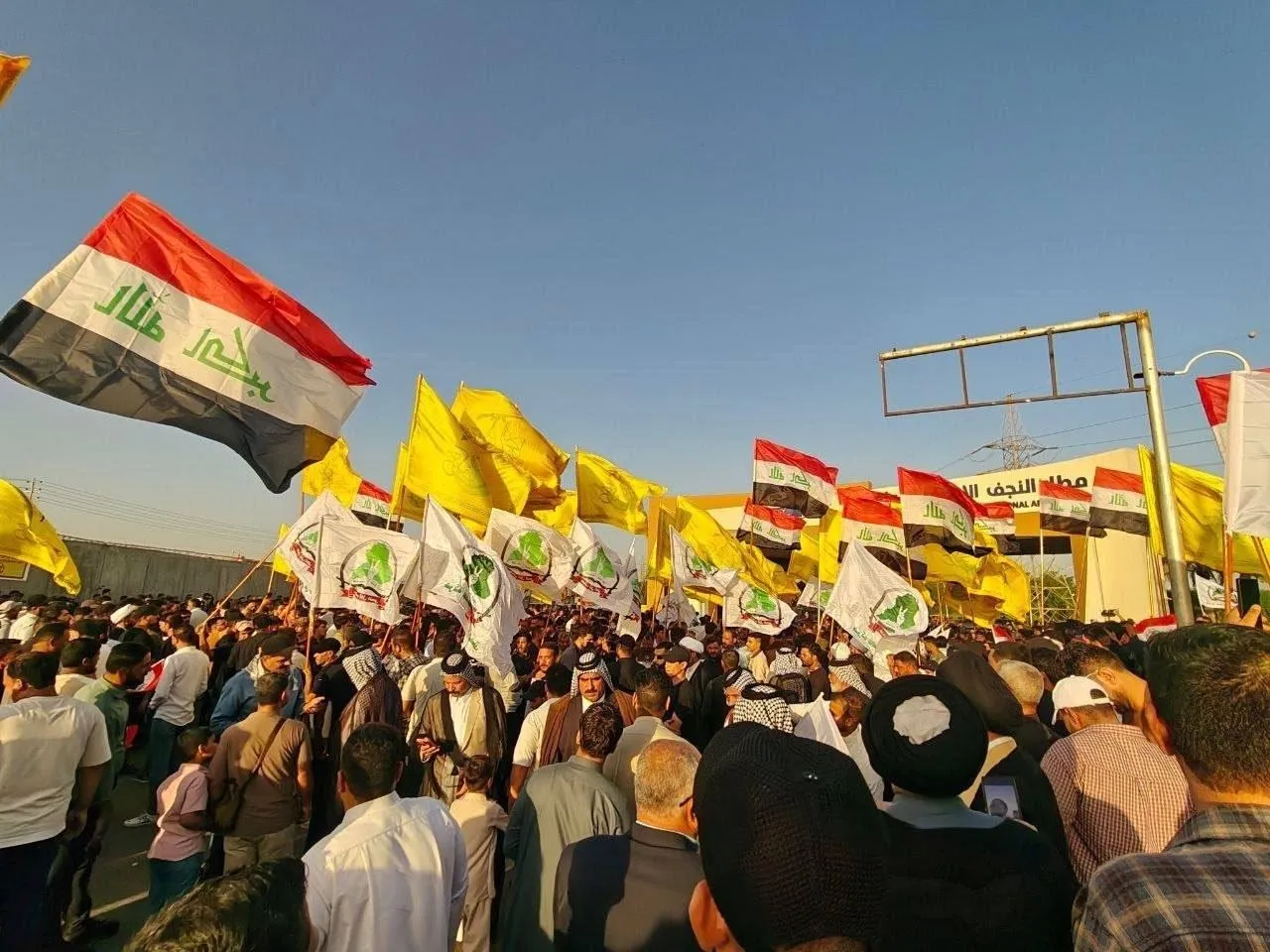 عکس: اعتراض و تحصن مقابل فرودگاه نجف اشرف