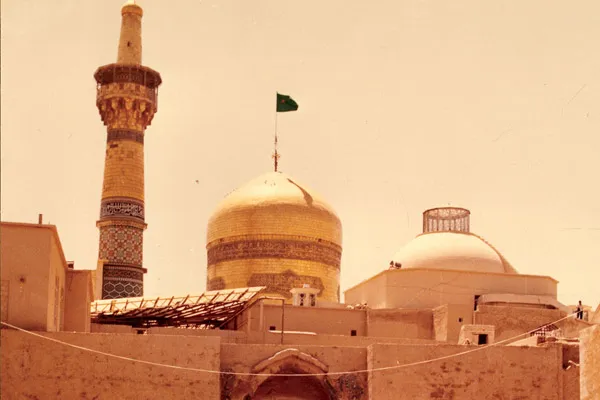 نمايي از گنبدوگلدسته وسردرمدرسه بالاسر سال 1354