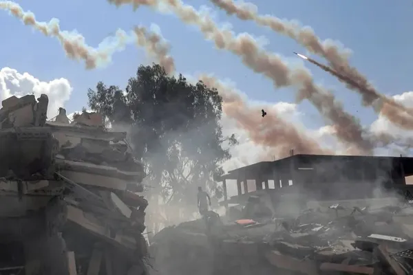  نوار غزه ـ شلیک موشک ها به سمت اسرائیل بر فراز ساختمان هایی که پس از حملات هوایی اسرائیل ویران شده اند.