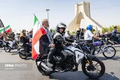عکس جالب توجه از دختر موتورسوار در رزمایش امروز