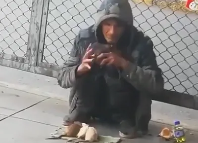 آموزش عجیب یک خیابان‌گرد به موش‌ها
