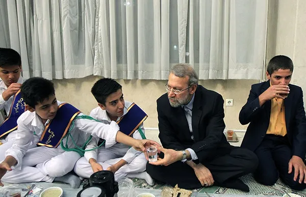 علی لاریجانی رئیس مجلس شورای اسلامی  یکشنبه ۸ تیر مصادف با اول ماه مبارک رمضان در یک مراسم افطاری میزبان ایتام و خانواده&zwnj;های کمیته امداد امام خمینی (ره) و بهزیستی بود./ICANA
