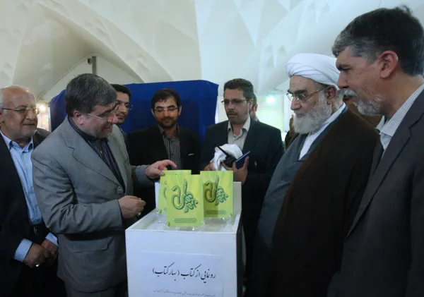 حجت الاسلام والمسلمین محمدی گلپایگانی رییس دفتر مقام معظم رهبری در حال امضای تمبر بیست و هفتمین نمایشگاه بین الملی کتاب تهران و کتاب &laquo;بهار کتاب&raquo;/IRNA
