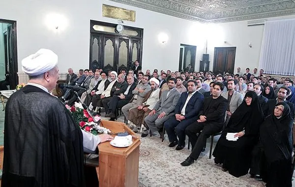 جمعی از فعالان سیاسی، فرهنگی، اجتماعی و اقتصادی استان یزد روز چهارشنبه با آیت الله هاشمی رئیس مجمع تشخیص مصلحت نظام دیدار و گفتگو کردند./MNA
