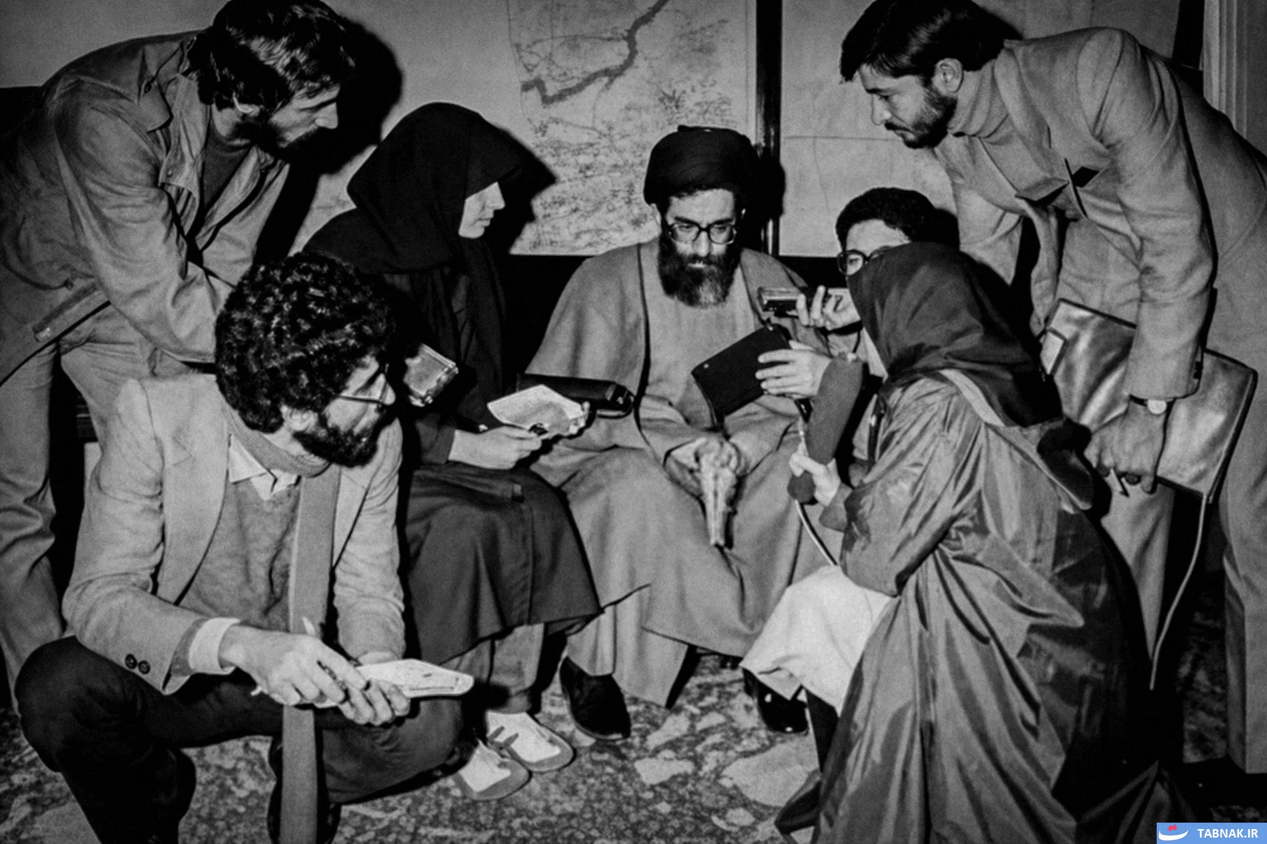 عکس:پنجره‌ای به گذشته؛ رهبر شهید انقلاب در جمع خبرنگاران