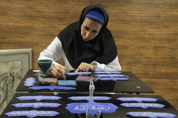 میناکاری پلاک&zwnj;های حرمین عسکریین توسط هنرمندان خوزستانی ./ISNA
