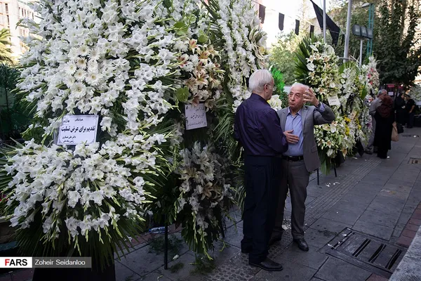 مراسم ترحیم اسدالله عسگراولادی عضو فقید اتاق بازرگانی و صنایع و معادن ایران و شورای مرکزی حزب موتلفه بعدازظهر روز سه شنبه ۲۶ شهریورماه در مسجد امام صادق(ع) برگزار شد. در تصویر تاج گل اهدایی رییس سازمان صداوسیما را مشاهده می&zwnj;کنید.
