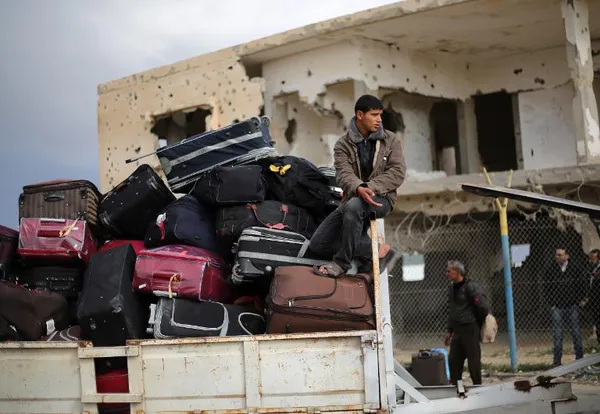 فلسطینی ها برای اجازه ورود به مصر در نزدیکی  رفح در نوار غزه به انتظار نشسته اند./AFP
