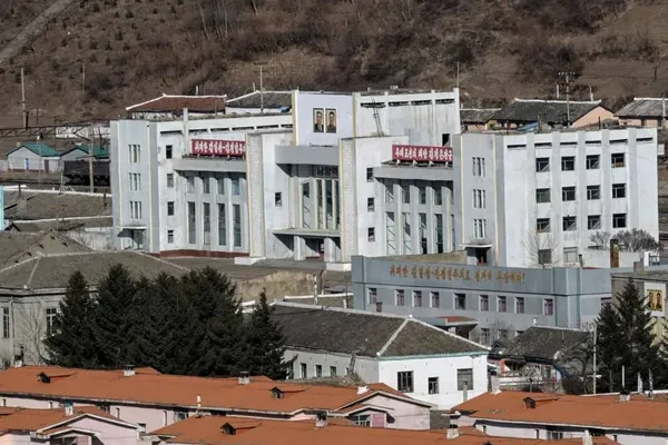 پرتره رهبران سابق کیم ایل سونگ و کیم جونگ ایل بر روی یک ساختمان دولتی در نامیانگ