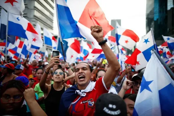 پاناما سیتی، پاناما
مردم از حکم دادگاه مبنی بر تعطیلی یکی از بزرگترین معادن مس جهان که توسط یک شرکت کانادایی اداره می شود جشن می گیرند.
