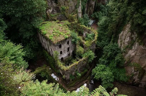 - دره آسیاب&zwnj;ها در سورنتو، ایتالیا (Vallone Dei Mulini, Sorrento, Italy)