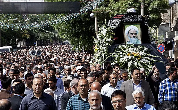 پیکر عالم جلیل القدر محمدحسین معصومی زرندی با حضور پرشور مسئولان کشوری و استانی و مردم شهیدپرور کرمانشاه، تشییع و خاکسپاری شد./MEHR
