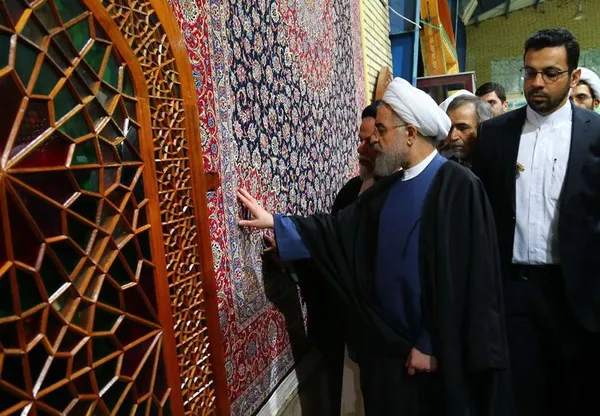 حجت الاسلام حسن روحانی رئیس جمهور صبح جمعه از بخشهای مختلف کارگاه ساخت ضریح امامین عسکریین در استان قم بازدید کرد./MNA

