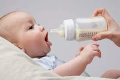 چگونه با شیشه به نوزاد شیر دهیم؟
