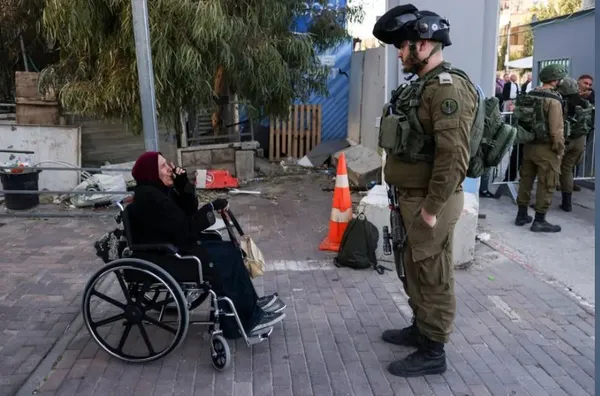 بیت لحم، کرانه باختری
یک زن فلسطینی روی ویلچر منتظر عبور از ایست بازرسی اسرائیل است.