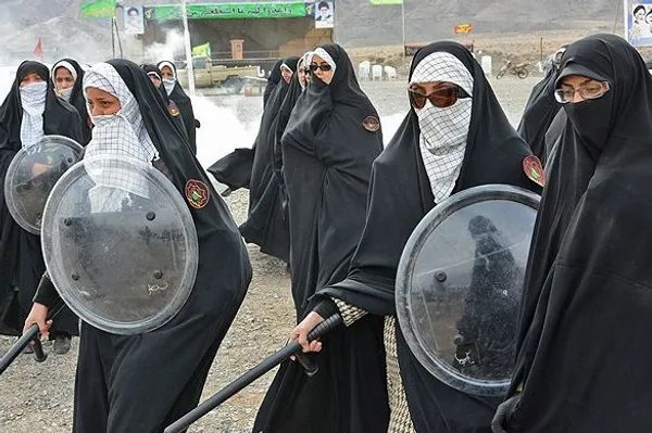 رزمایش مدافعان حریم ولایت با حضور سردار نقدی رییس سازمان بسیج مستضعفین در بخش های درگیری با دشمن فرضی،امداد و نجات،پدافند غیر عامل و درگیری و اغتششات در منطقه عمومی رزمایش بیرجند برگزار شد./FNA
