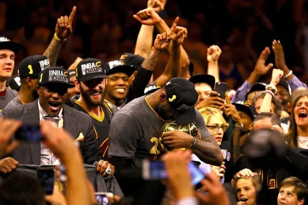 جام قهرمانی بسکتبال NBA در دستان لبرون جیمز. کلیولند کاوالیرز با شکست گلدن استیت وریرز در دیدار هفتم قهر مان این رقابت ها شد