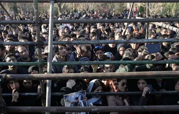 چهلمین روز درگذشت مرتضی پاشایی خواننده جوان موسیقی پاپ ایران روز پنجشنبه در قطعه هنرمندان در بهشت زهرا (س) تهران برگزار شد. پاشایی جمعه ۲۳ آبان ماه پس از تحمل ماه&zwnj;ها رنج بیماری سرطان درگذشت./IRNA
