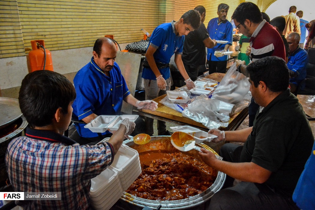 تهیه و توزیع غذا میان سیل زدگان