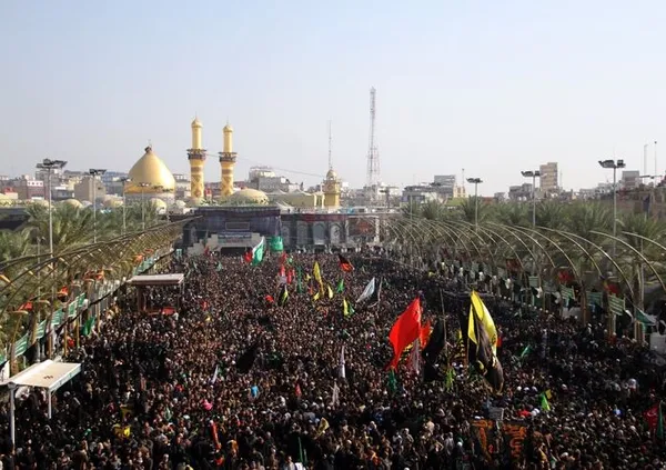 خیل عظیم و میلیونی از زائران مسلمان بر خاک کربلا سجده کردند، خاکی که یاد مردی را که از مردم خواست تا آزاده باشند، جاودانه کرده است./TABNAK