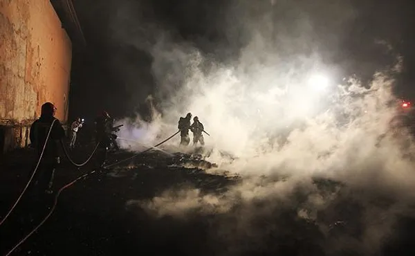 آتش سوزی در انبار سردخانه در جاده فردوسی مشهد باعث خساراتی به مواد عذایی موجود در انبار شد./MEHR
