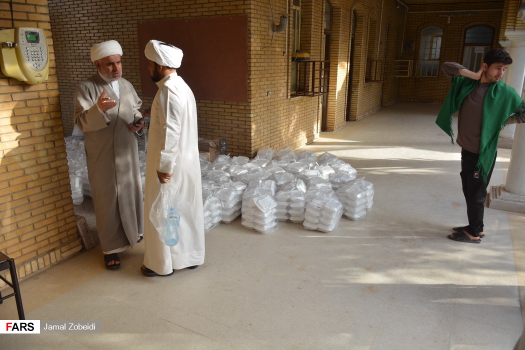 تهیه و توزیع غذا میان سیل زدگان